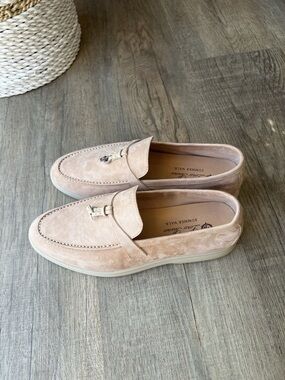 Loro Piana Summer Walk Charm Loafers | EU 40 | Beige |